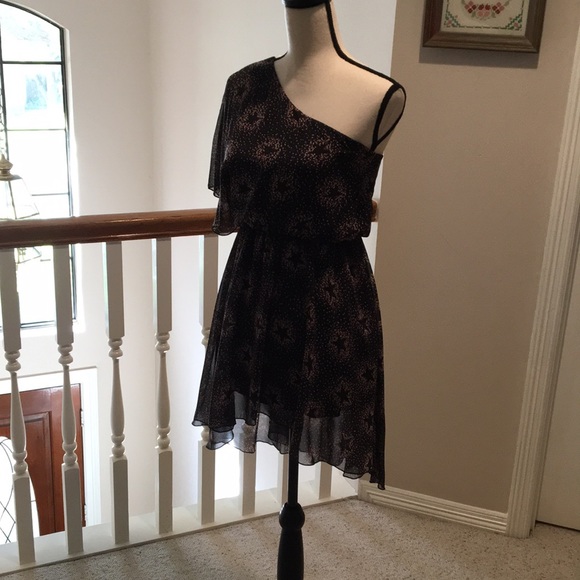 Perfect little dress for a fun night out ladies! - Picture 3 of 8